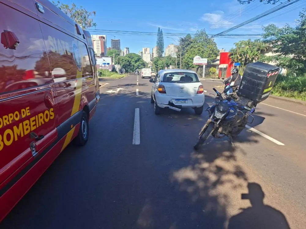 Impacto da colisão destruiu o para-brisa do Chevrolet Agile.
