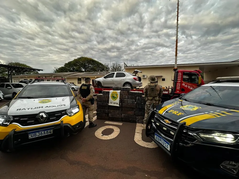 Motorista perdeu o controle do carro durante a fuga, bateu em um barranco e tentou escapar a pé.