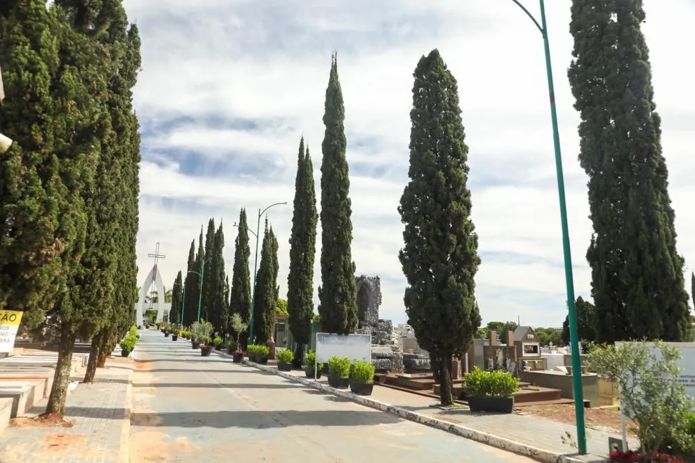 Cemitérios municipais de Cascavel terão visitação das 8h às 19h no Dia de Finados, em 2 de novembro.
