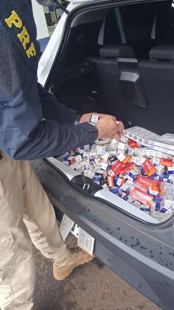 Centenas de ampolas e frascos de medicamentos, incluindo substâncias para emagrecimento, estavam no porta-malas de um carro de escolta armada.