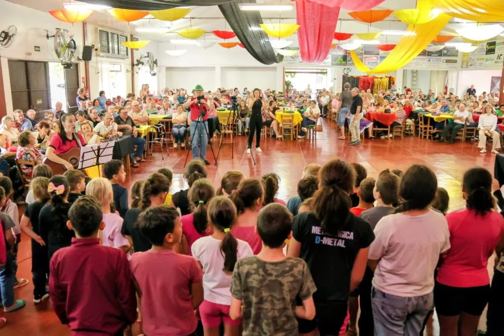 Festa Alemã teve café colonial, almoço típico e matinê dançante para marcar o encerramento das atividades do Clube de Idosos.