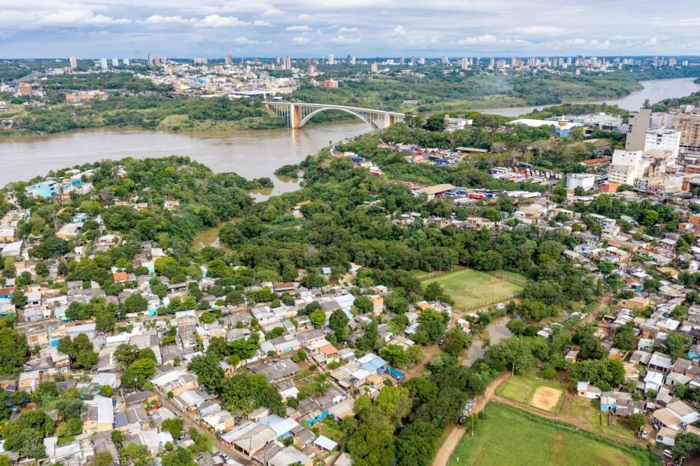 Vertedouro da Itaipu permanece aberto para permitir o controle do reservatório durante o período de cheia.