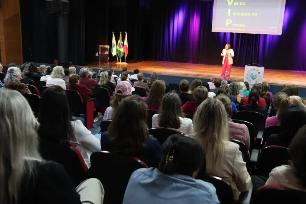 Evento no Teatro Municipal Gustavo Fischer reuniu mulheres e lideranças para uma atividade de conscientização sobre a saúde da mulher.
