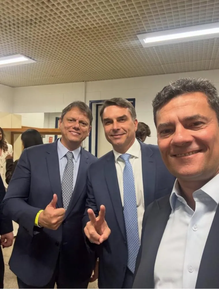 Governador eleito do Paraná participa da mobilização de apoio a Flávio Bolsonaro antes do segundo turno presidencial.