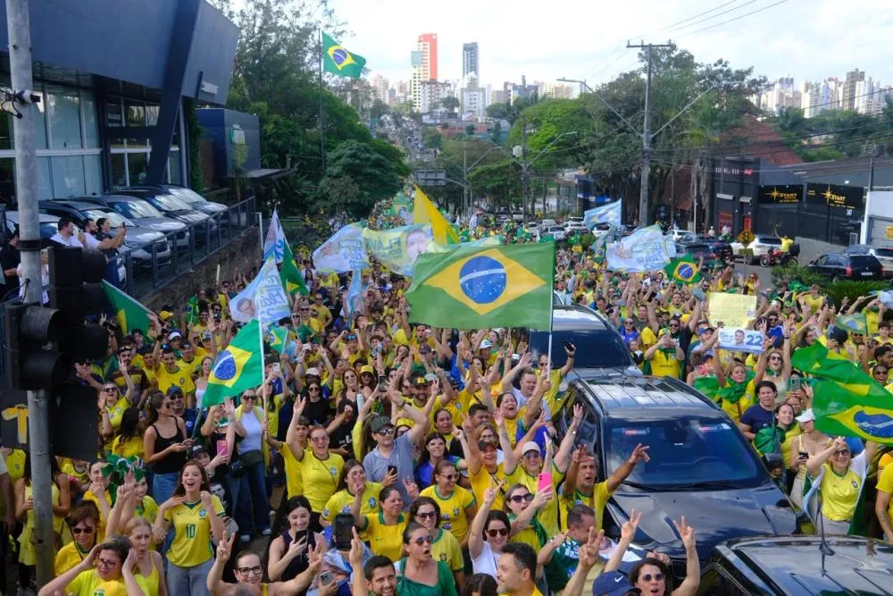 Ato na Avenida Higienópolis reuniu apoiadores e lideranças políticas na véspera do segundo turno presidencial.