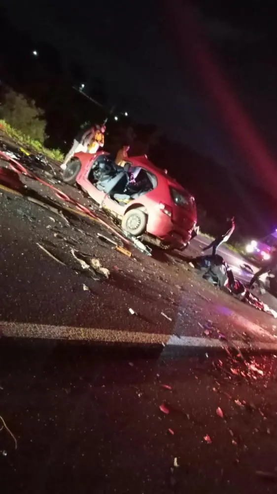  A colisão envolveu um Volkswagen Gol e uma Ford Ranger na região do distrito da Paz, em Candói. 