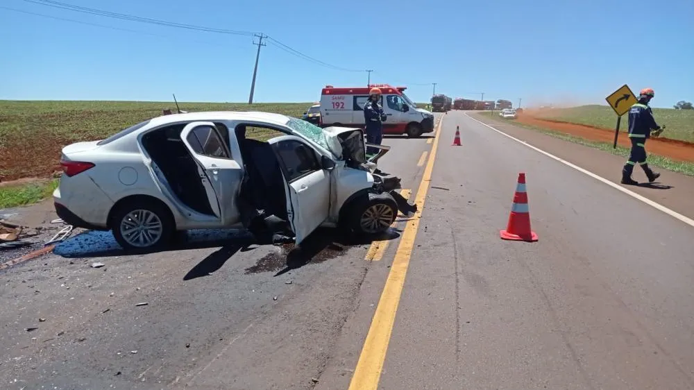 Fiat Cronos e micro-ônibus colidiram no km 473 da BR 369, em Corbélia