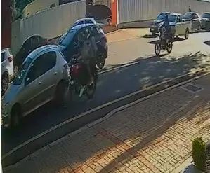Câmera de segurança registrou o momento em que um Peugeot teria fechado a motocicleta na Rua Recife, em Cascavel.