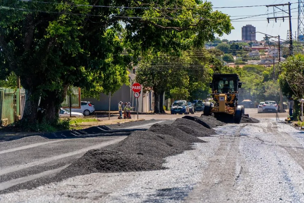Equipes da Prefeitura de Cascavel intensificam os trabalhos de recuperação do asfalto após o grande volume de chuva em outubro.