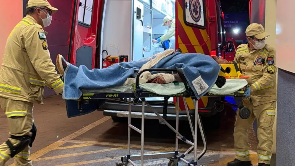  Equipe do Siate socorreu a vítima na Avenida Papagaios, na madrugada desta quarta-feira (28). 