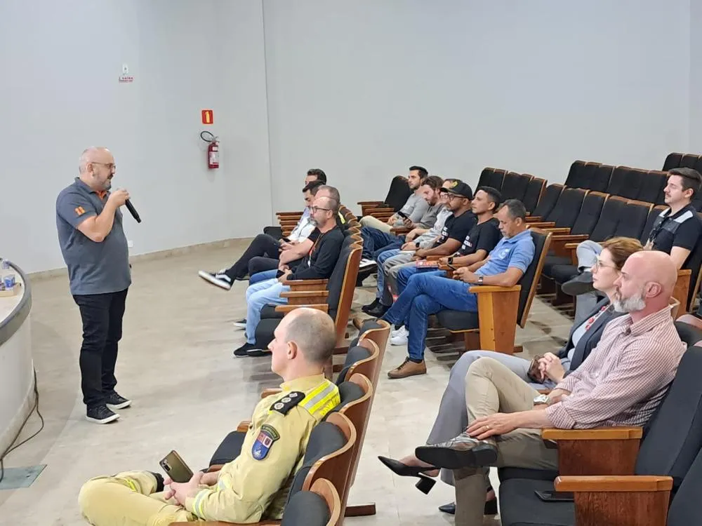 Mais de 55 quilômetros de cabos foram retirados dos postes de Cascavel entre julho de 2025 e setembro de 2026.