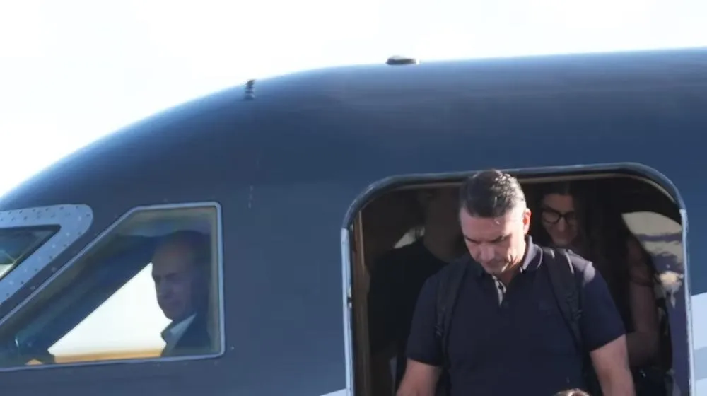 Flávio Bolsonaro ao chegar em Miami, nos Estados Unidos, com a família