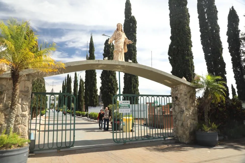 Visitação nos quatro cemitérios municipais será das 8h às 19h na segunda-feira (2).
