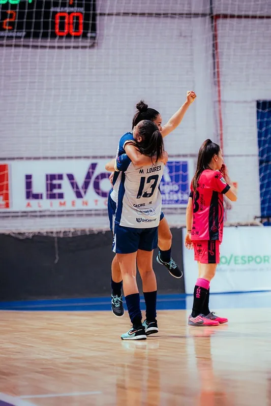 Equipe cascavelense venceu o primeiro jogo por 2 a 1 e precisa de um empate para chegar à final.