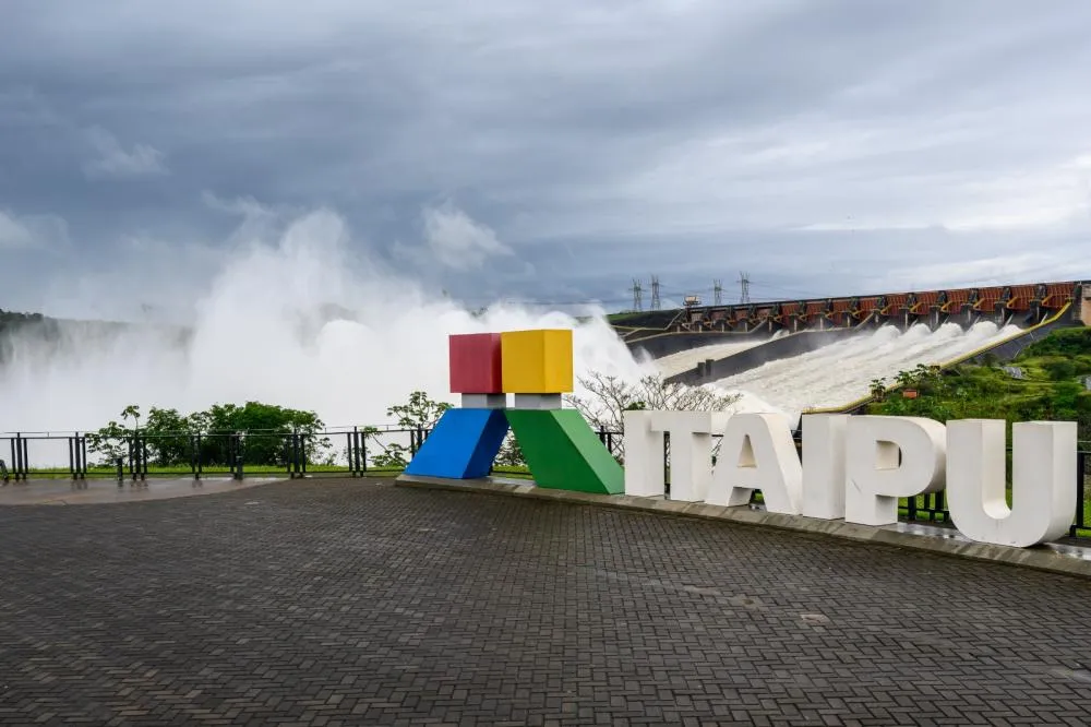Duas calhas do vertedouro estão abertas, com vazão total de 11 milhões de litros por segundo.