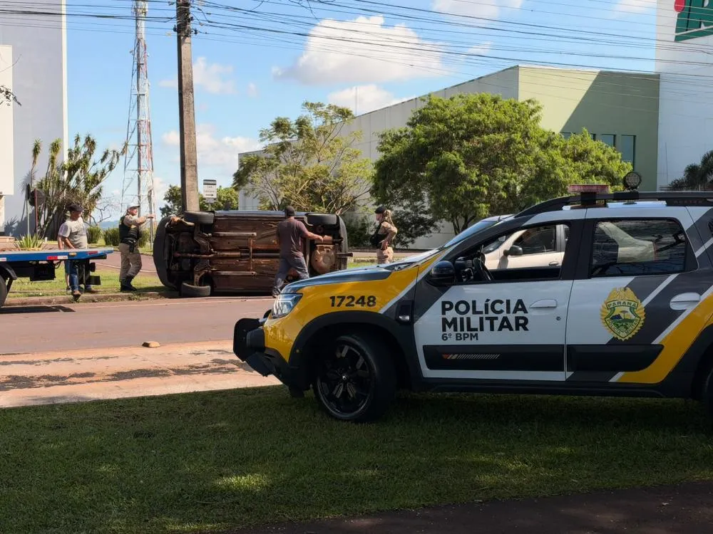 Carro tombou após atingir outros dois veículos e um poste na Avenida Tancredo Neves, em Cascavel.