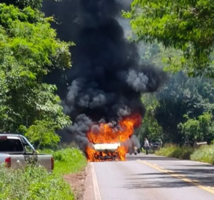 Bombeiros realizaram o rescaldo após as chamas consumirem o veículo.