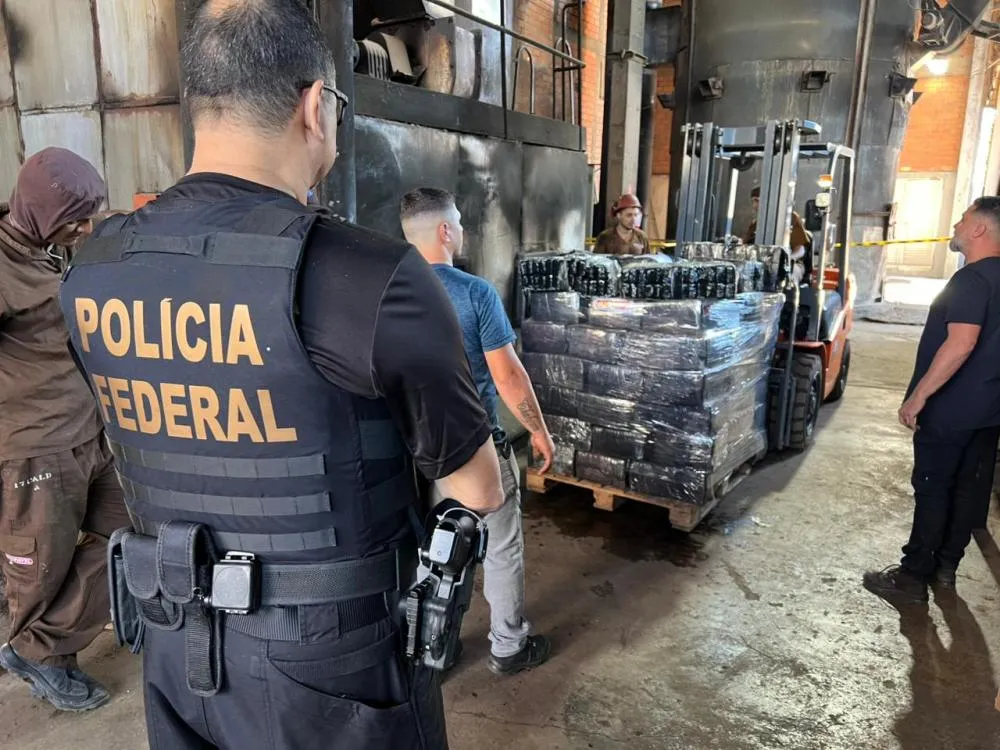 Polícia Federal incinera mais de 11,8 toneladas de drogas na tríplice fronteira.