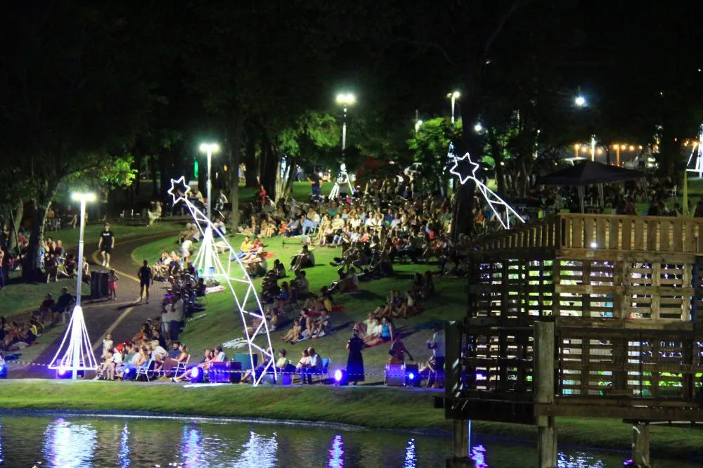 Noite de Luz encanta público com espetáculo de iluminação e belíssimas apresentações no Lago Municipal