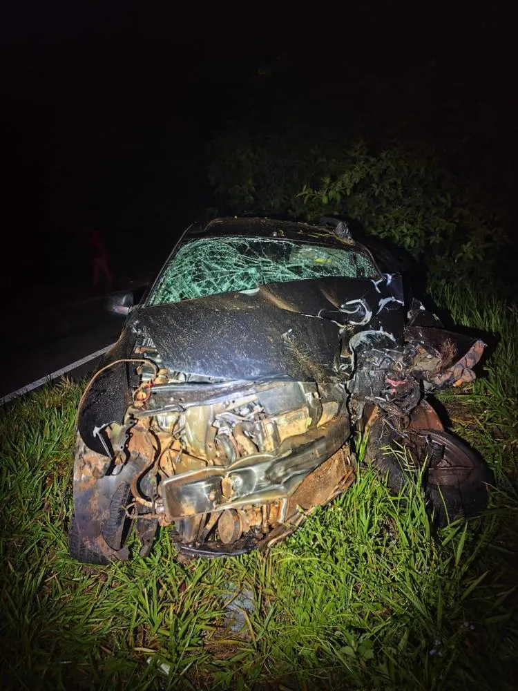 Carro bate na PR-239 e deixa duas pessoas feridas em Campina da Lagoa