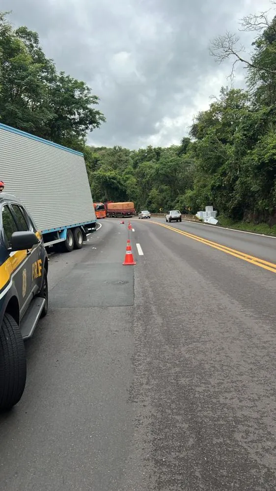 Equipes no local presentes na ocorrência e realizam o controle da situação, com isolamento da área, segurança do fluxo de veículos e preservação da ordem pública Foto:PRF