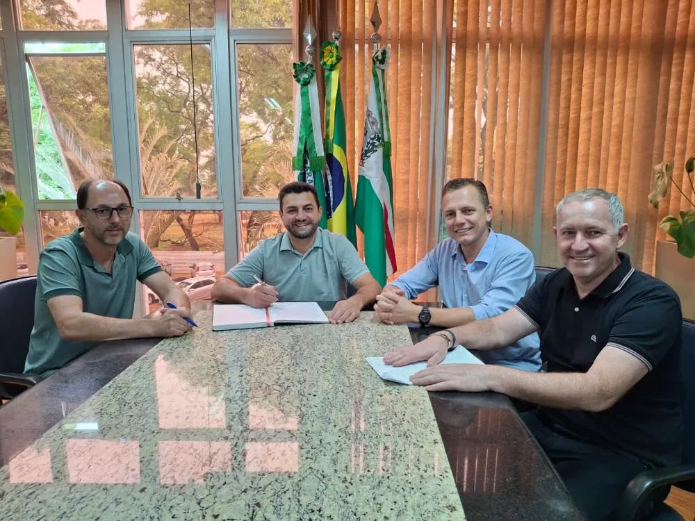 Prefeito Adriano Backes transmite cargo ao vice Vanderlei Sauer antes de viagem internacional