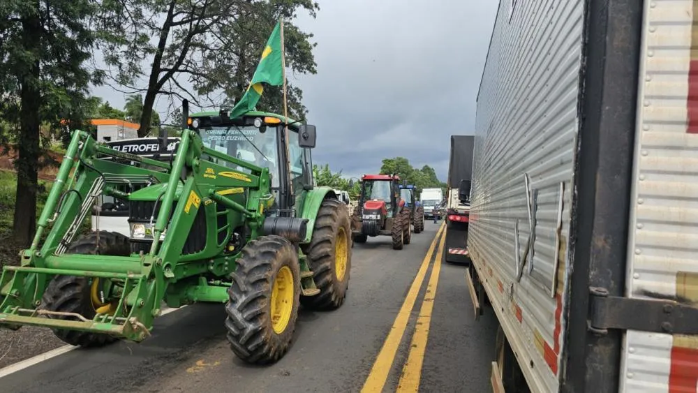 Mobilização reúne produtores e máquinas agrícolas em ato regional no Sudoeste.