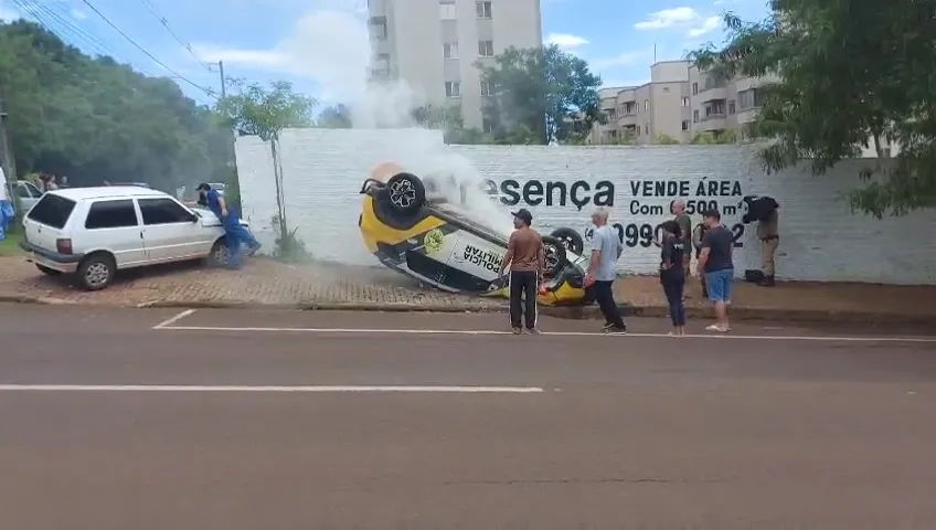 Viatura da PM capota após colisão com Fiat Uno em cruzamento de Cascavel