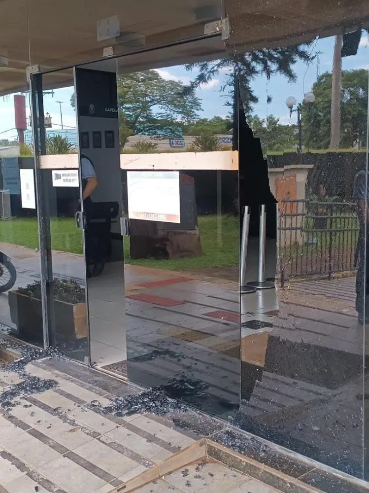 Homem quebra vidraça do Fórum e pede para ser preso para “continuar vivo”