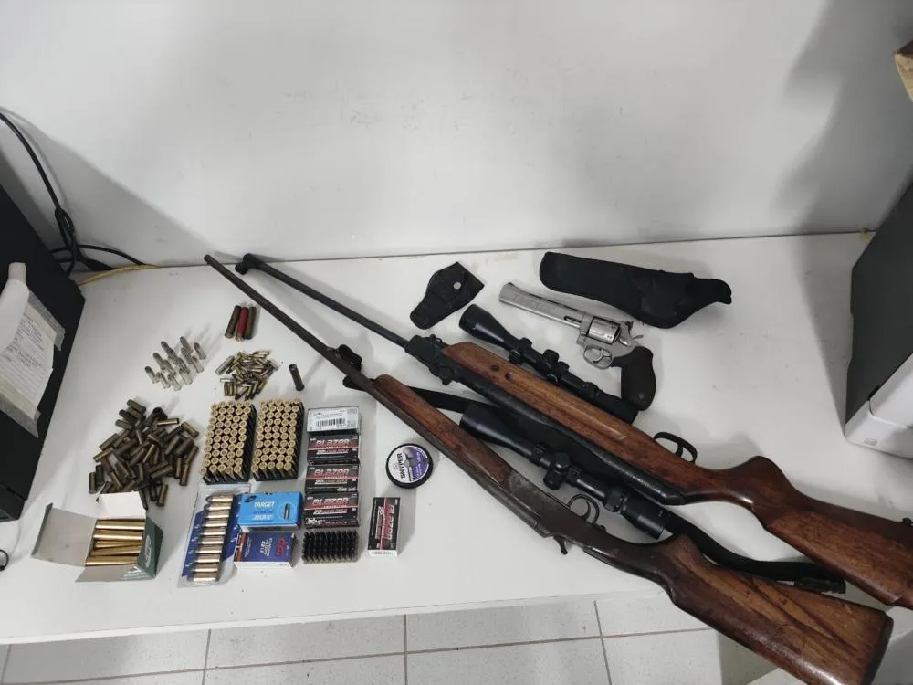 Armas e munição apreendida Foto:PMPR