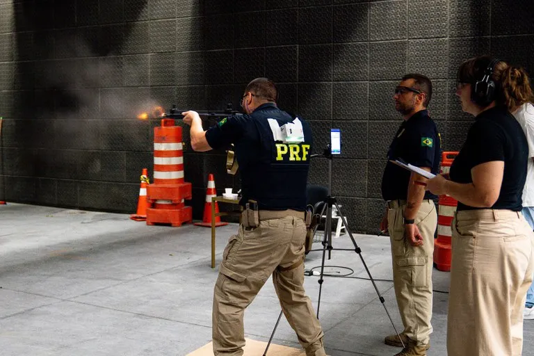PRF Paraná conduz pesquisa inédita sobre tiro policial 