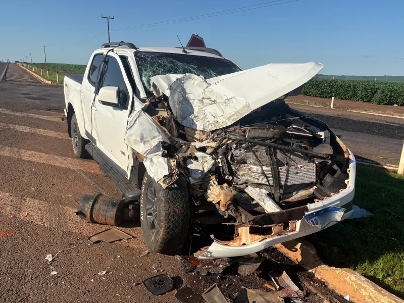 Família a caminho da praia fica ferida após colisão com caminhão em Mercedes