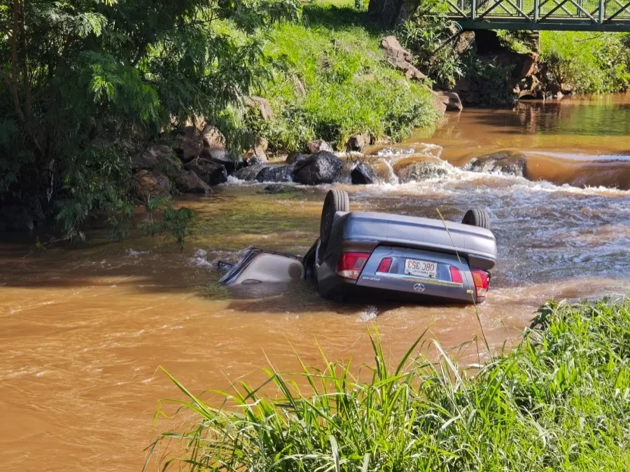 Carro com família cai em rio em Toledo; mulher morre e criança de 4 anos fica em estado grave