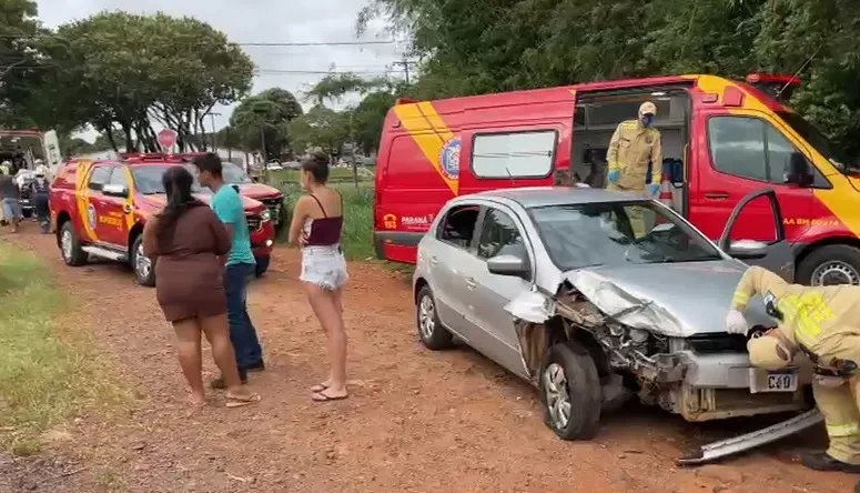 Gol atinge traseira de carro estacionado no bairro Santa Cruz