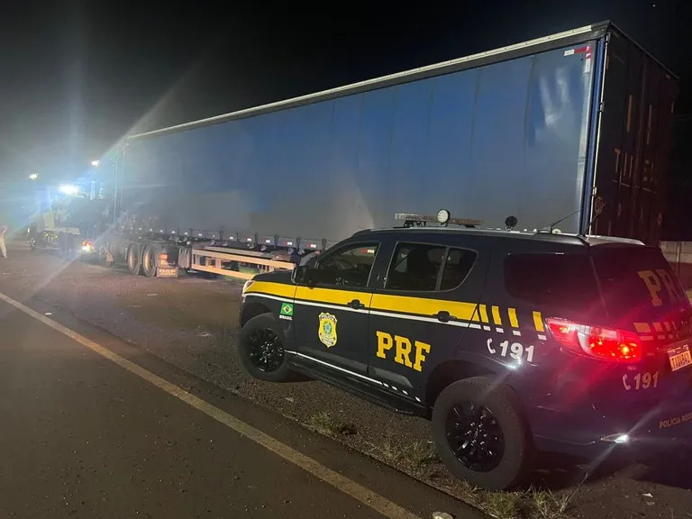 PRF prende condutor de carreta embriagado na BR-277 em Laranjeiras do Sul 