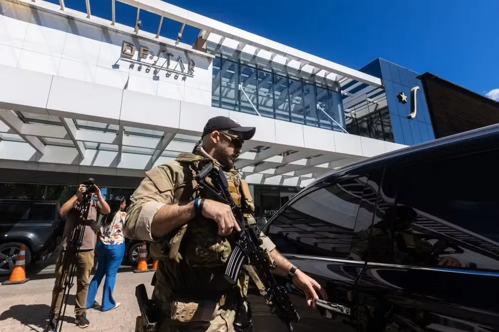 Bolsonaro deixa a PF após 32 dias preso e é internado em hospital de Brasília para fazer cirurgia