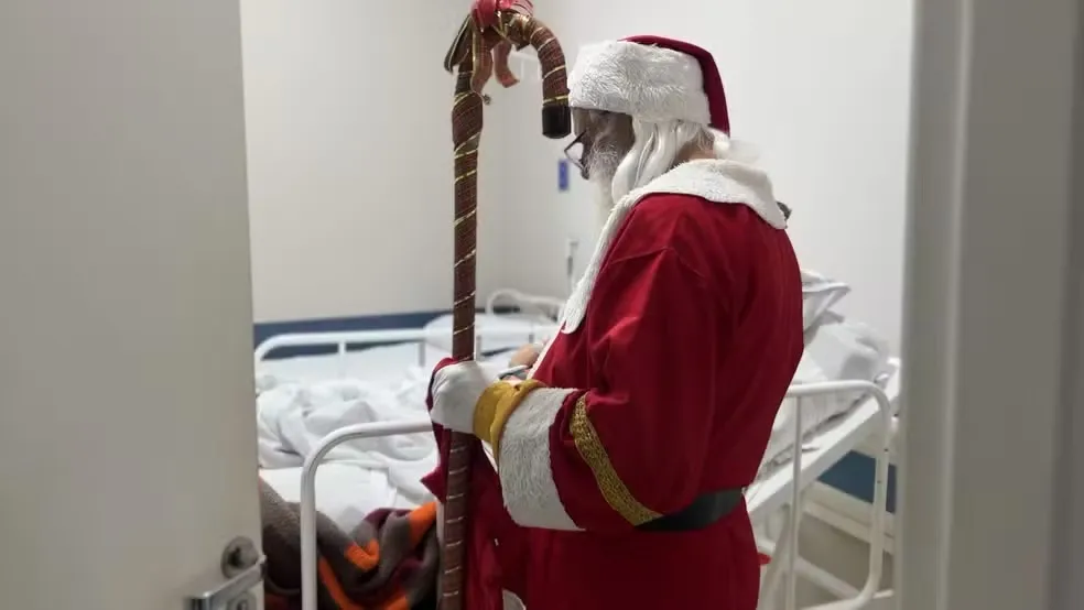 “Existe cura”: Após transplante de fígado, Papai Noel emociona pacientes no Paraná
