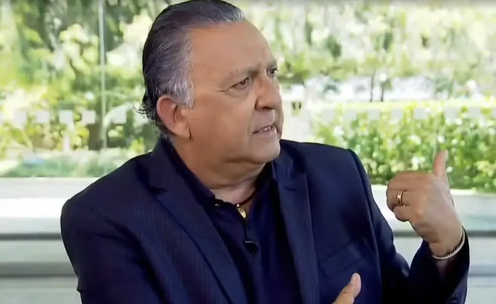 Galvão Bueno estava internado em Londrina desde a quarta-feira (24) e seguirá recuperação em casa.