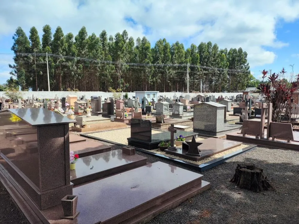 Cemitério Municipal de Nova Santa Rosa recebe melhorias para o Dia de Finados