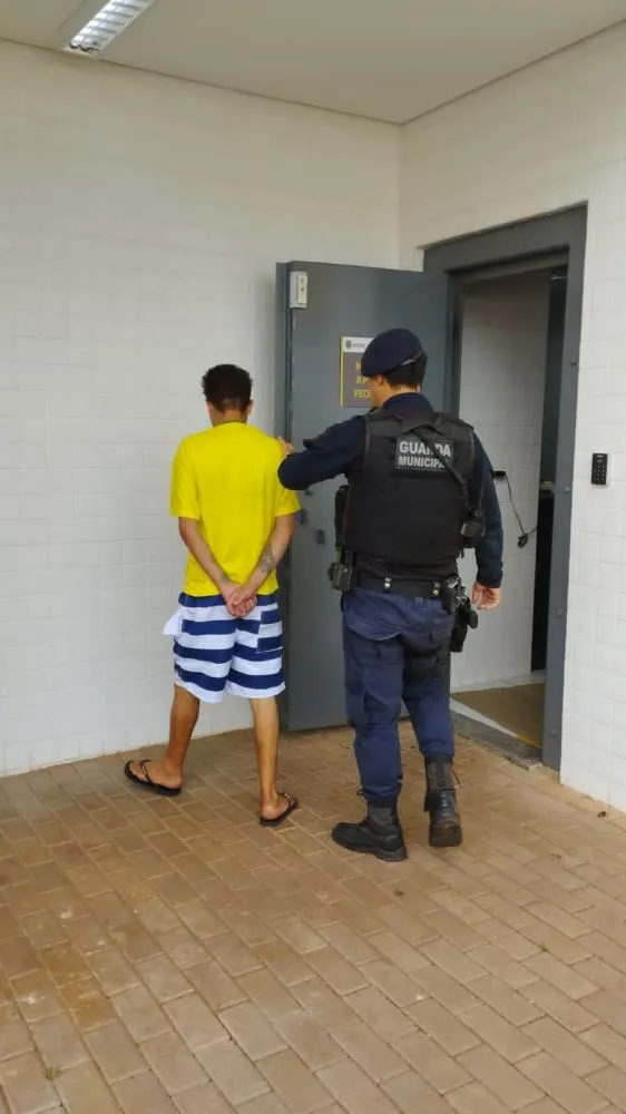 Homem 'faz a festa' com cartão furtado e é preso pela GMC