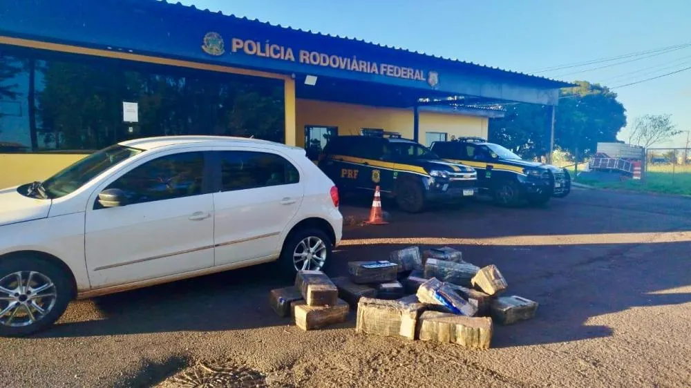 PRF apreende veículo roubado com 300 quilos de maconha