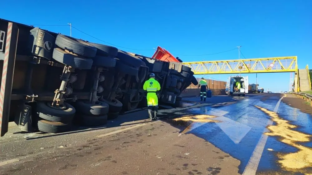 Caminhão do Paraguai tomba no Trevo Cataratas