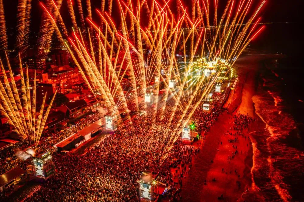 Drones, luzes e recorde de público: show de Alok leva 338 mil pessoas ao Verão Maior