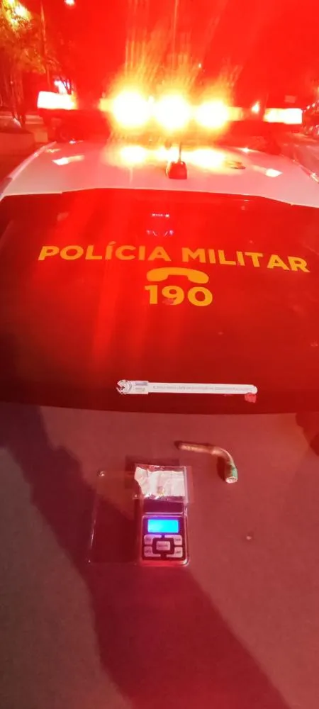 Homem em monitoramento eletrônico é flagrado com crack durante patrulhamento no Centro