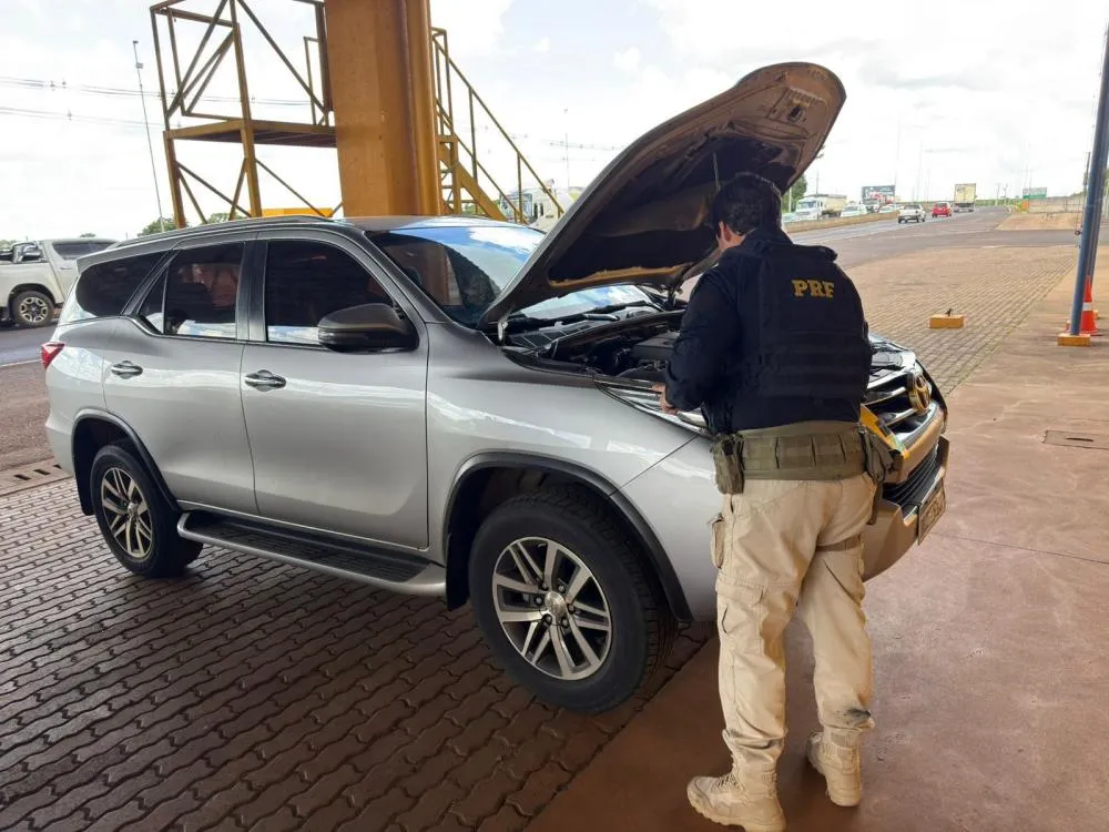 PRF recupera caminhonete furtada durante fiscalização em Cascavel