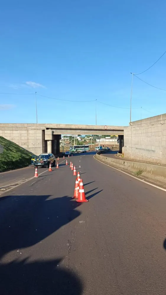 Caminhão com carga de farinha tomba no Trevo Cataratas e interdita alça de acesso em Cascavel