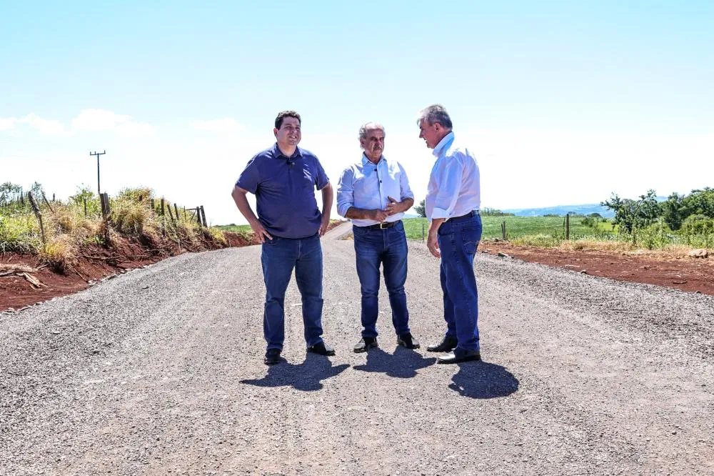 Gugu Bueno acompanha avanço do maior pacote de asfalto rural de Cascavel