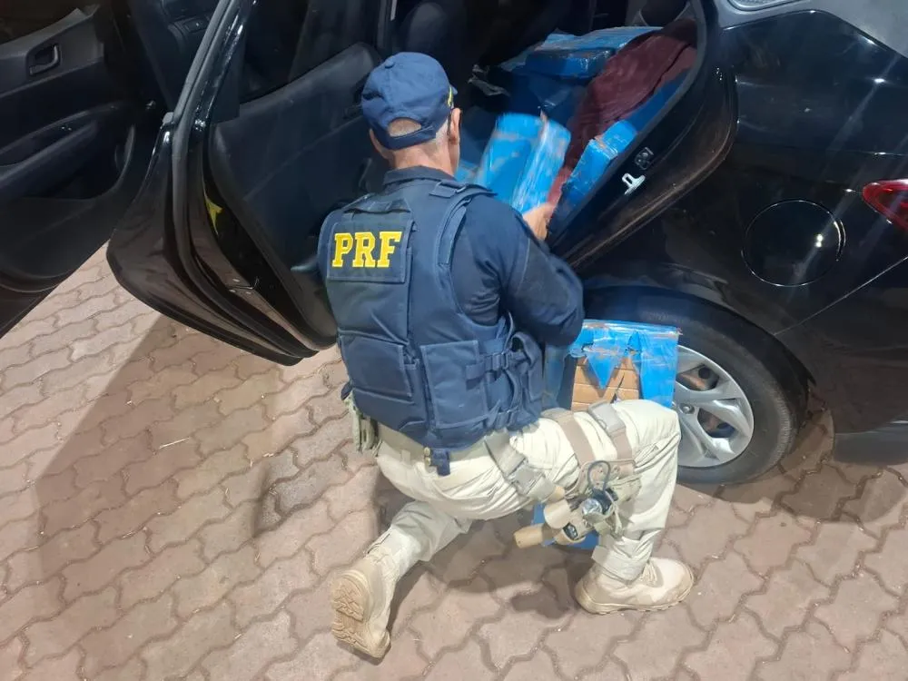 PRF prende casal com 103 kg de maconha em Cascavel