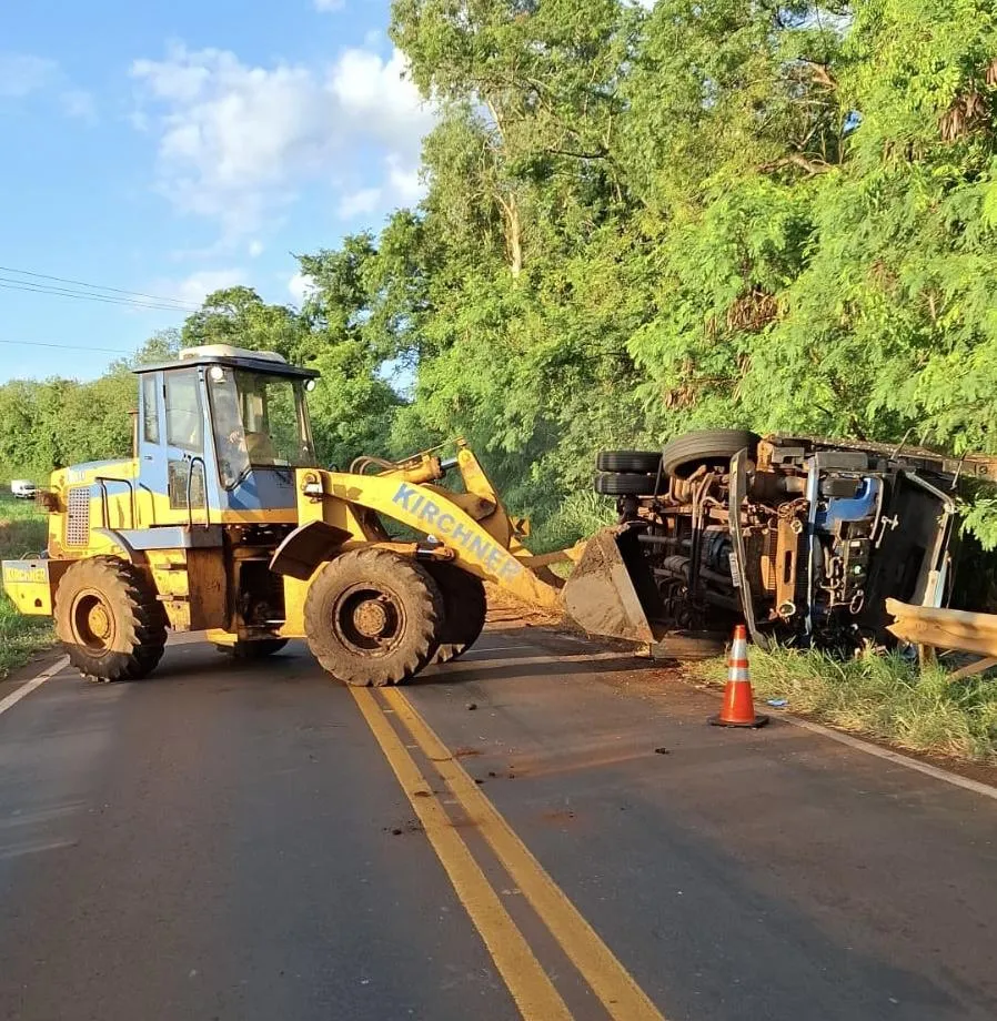 Motorista de caminhão paraguaio morre após tombar com carga milho em Missal
