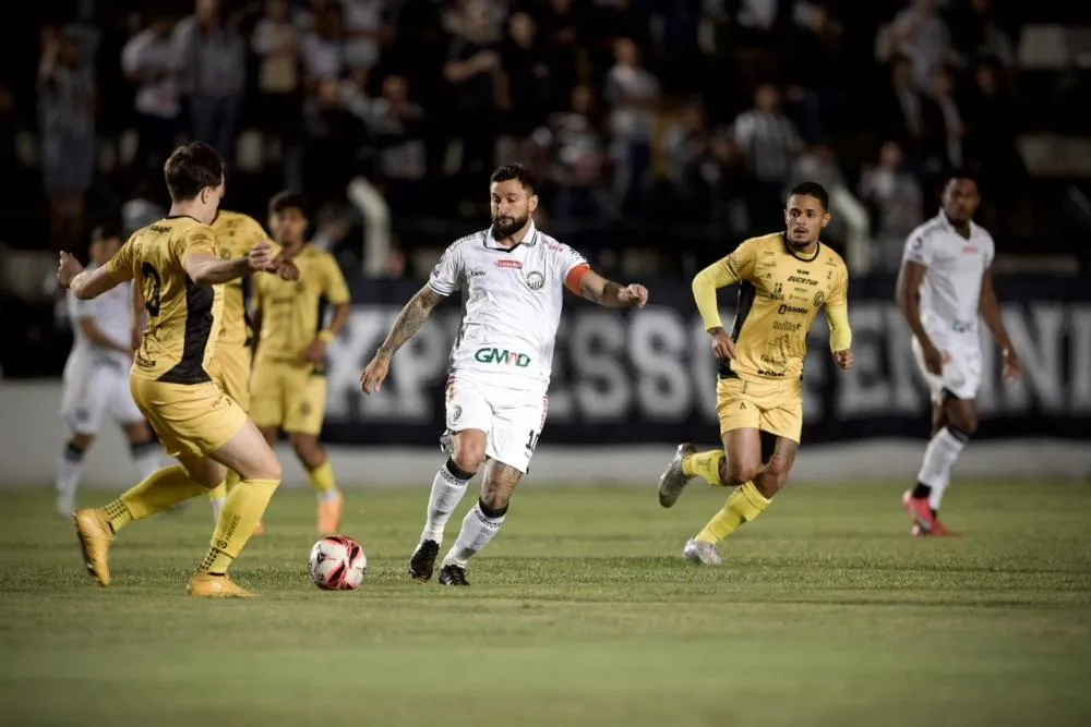 Cascavel sai na frente, sofre nova virada e fica perto do quadrangular do rebaixamento